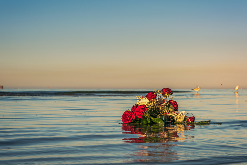 Sonnenuntergang über der Nordsee als Symbol für einen stillen und würdevollen Abschied.